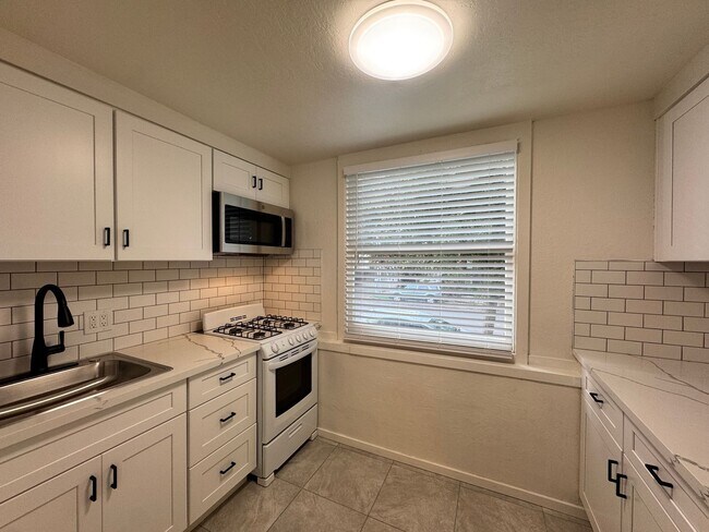 Building Photo - 715 18th St