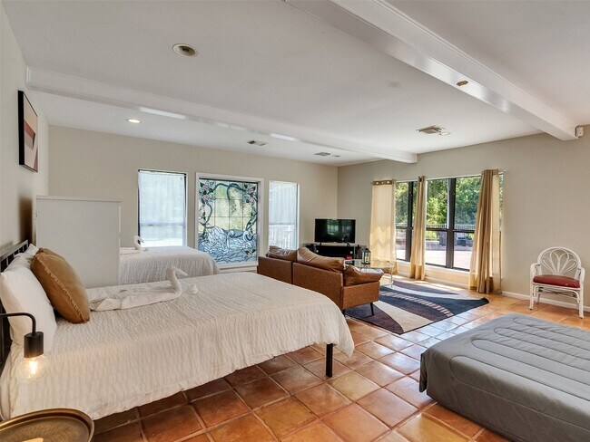 Building Photo - 8402 Matthews Ln