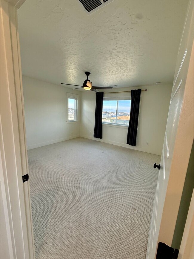 Building Photo - Welcome to this stunning newer home located in the vibrant city of Nampa, ID