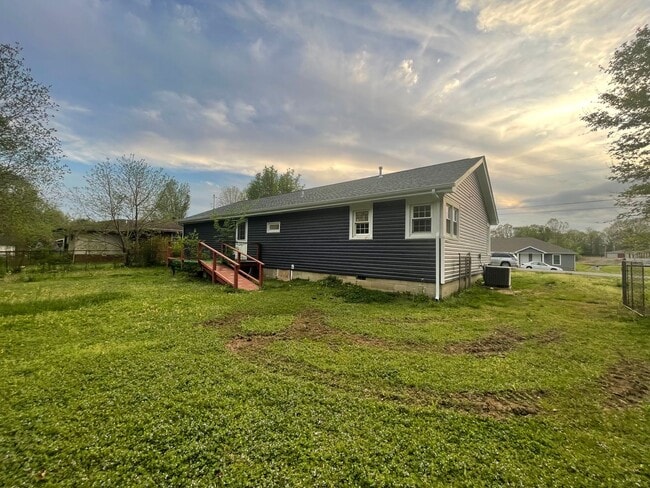 Building Photo - 2 Bedroom House Benton City Limits