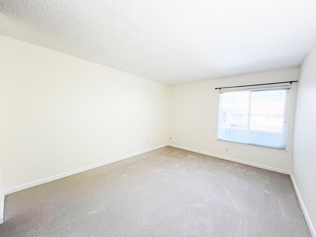 Building Photo - 2452 W Bayshore Rd