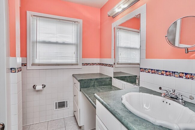 Building Photo - 130 Heather Dr