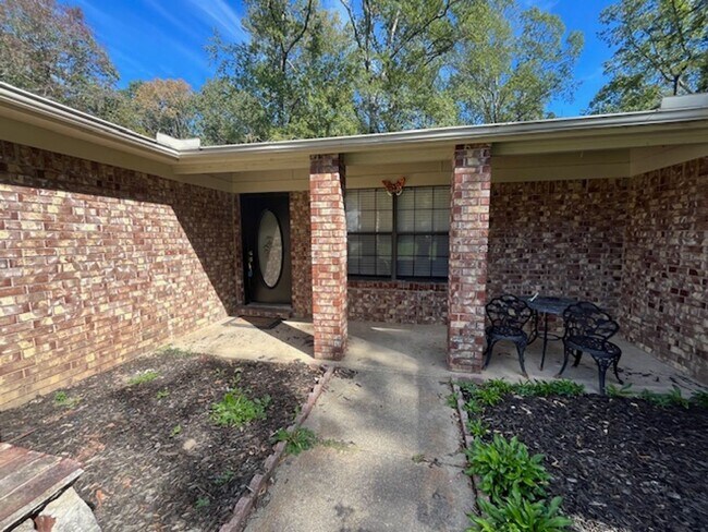 Building Photo - 16 Eastwood Dr