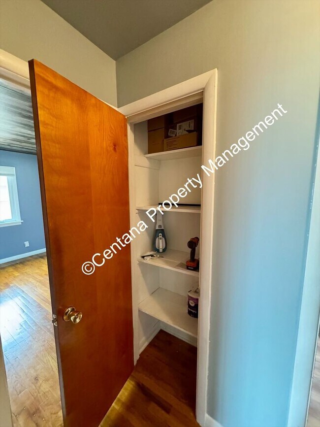 Building Photo - 2 Bedroom one Bath with large Yard located on the flats.