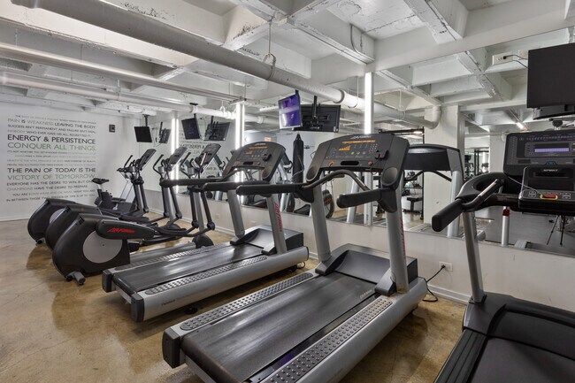 Building Photo - 1325 W Wilson Ave