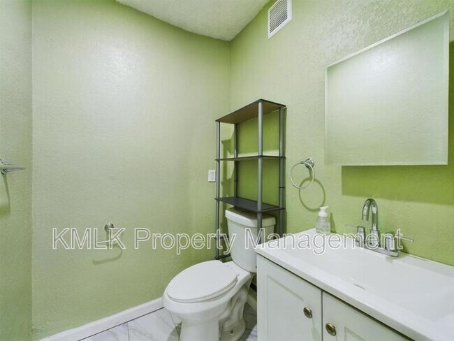 Building Photo - 187 W Long St