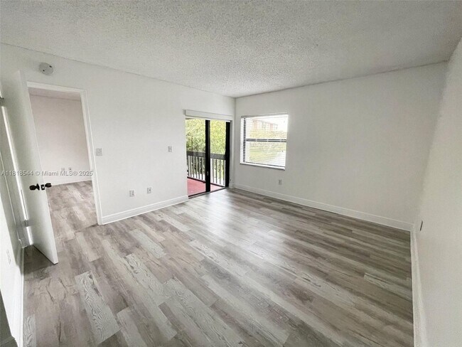 Building Photo - 8875 Fontainebleau Blvd