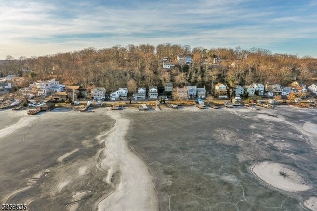 Building Photo - 15 S Lakeside Ave