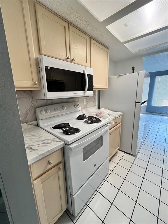 Building Photo - 4918 Silver Oaks Village