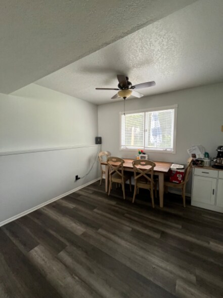 Building Photo - 406 E Plainview Ave