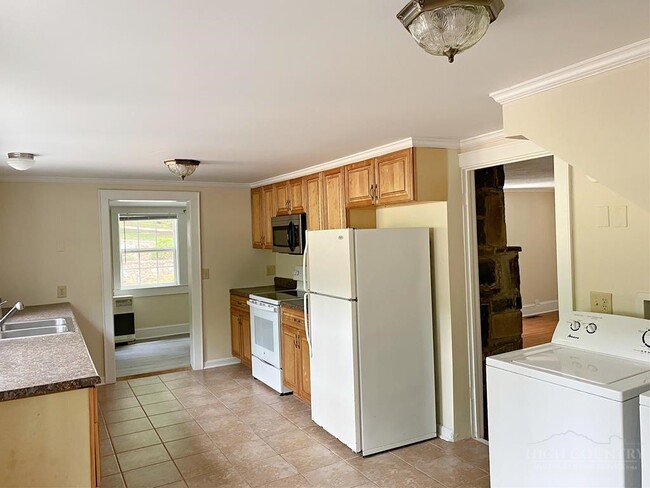 Building Photo - 807 Mt Jefferson Rd