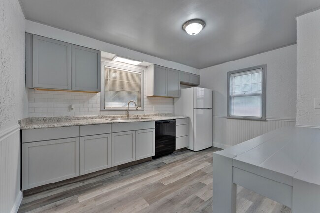 Building Photo - 1539 Weston Ave