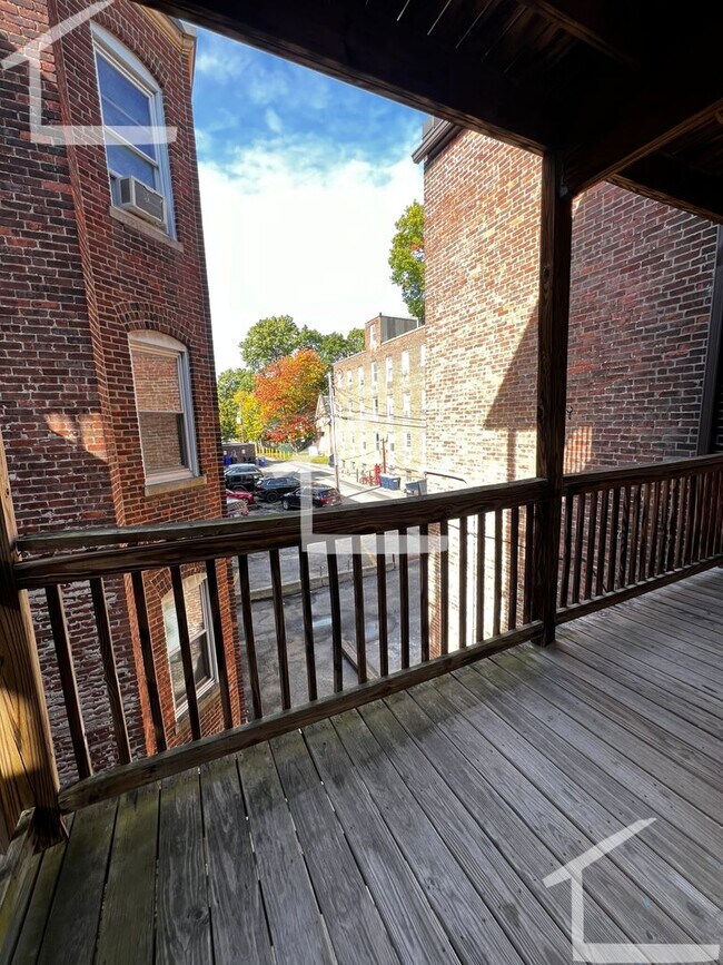 Building Photo - Massive Apt in Desirable Location for BU s...