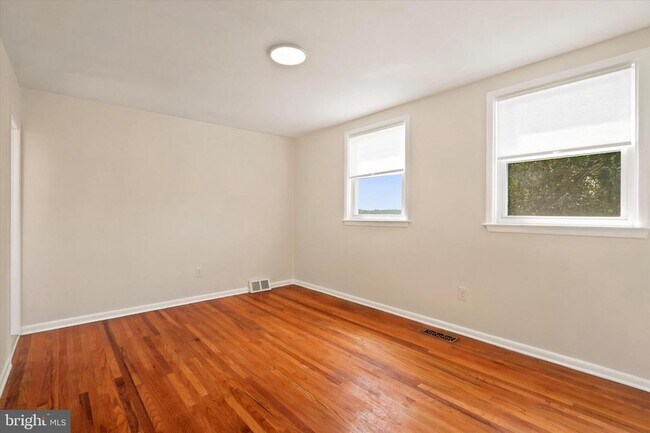 Building Photo - 668 Renz St