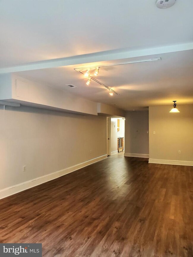 Building Photo - 12 E Mt Vernon Pl