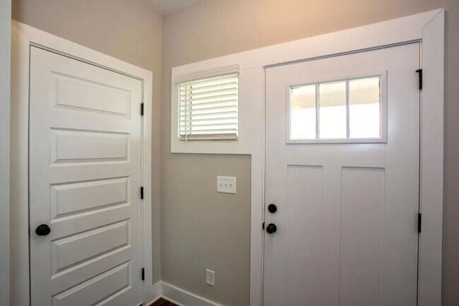 Building Photo - 2029 Weaver Way