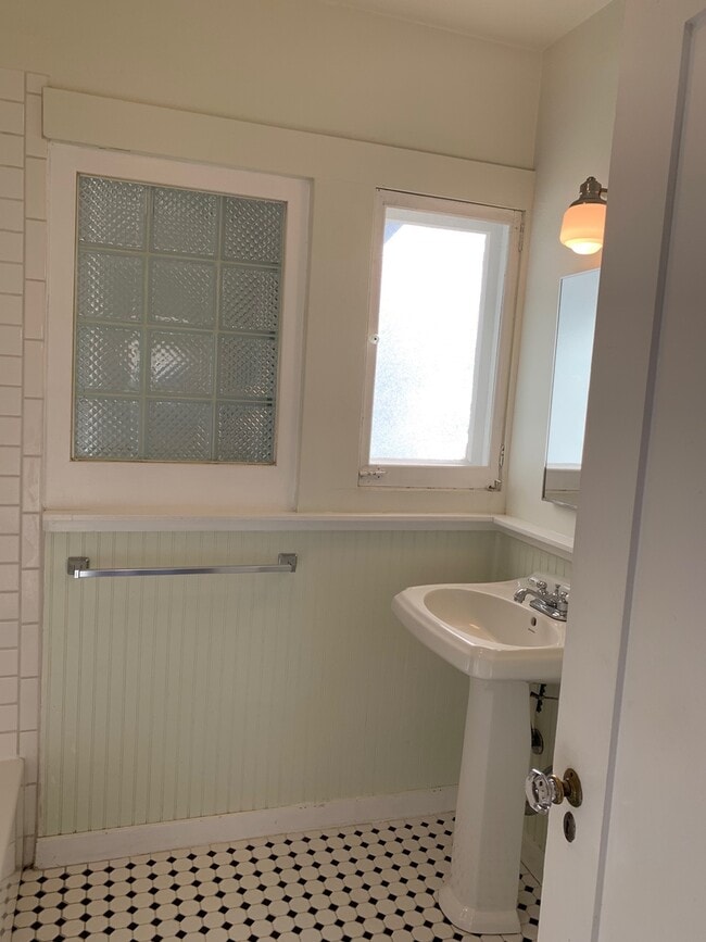 Building Photo - Adorable 2 Bedroom Cottage with Fenced yard, Washer+Dryer, Dishwasher, Reserved Parking!