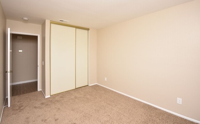 Building Photo - Lovely Single Level Home 4BR/2BTH Located ...
