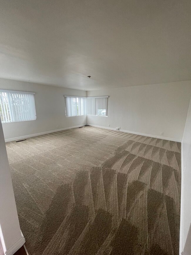 Building Photo - Expansive 3BD/2BA in North PB w/ Bay and O...