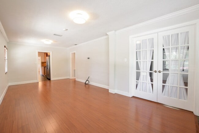 Building Photo - Charming 4/2 Colonial Town North Home with...