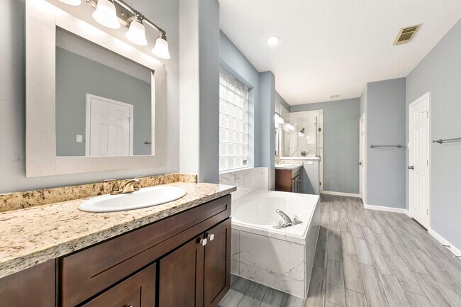 Building Photo - 5707 Overton Park Dr