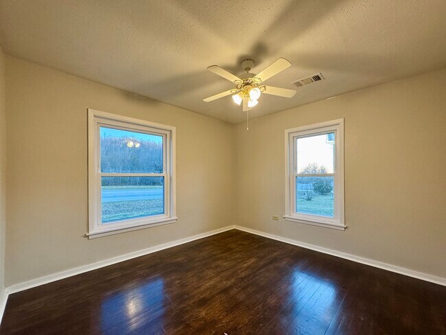 Building Photo - 2 Bedroom/ 1 Bath Home Between Cave City and Batesville!