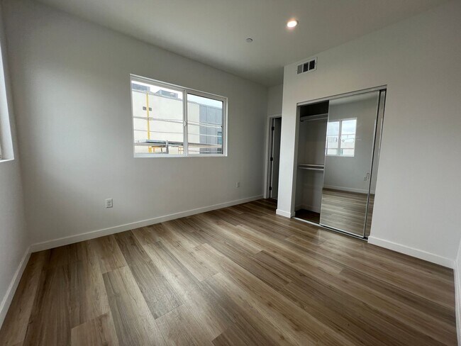 Building Photo - 5526 Blackwelder St