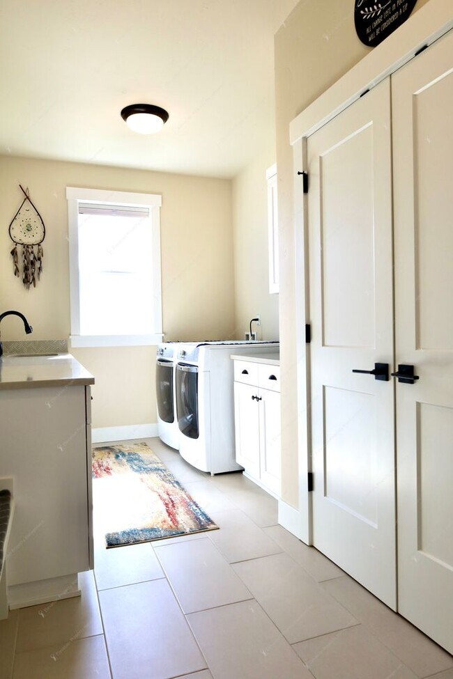 Building Photo - **Unfurnished** Single-level 3 BR-2BA  Home with Mountain Views