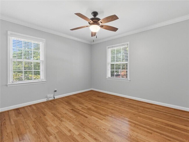 Building Photo - 1111 N Valley Dr