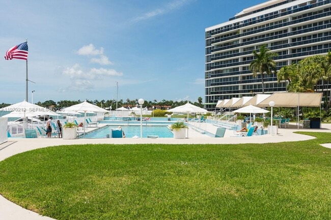 Building Photo - 900 Bay Dr