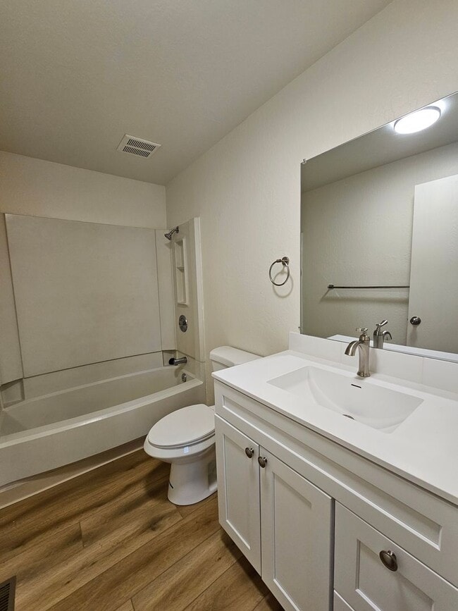 Building Photo - Newly Renovated Townhome Close To UNR - Central Air