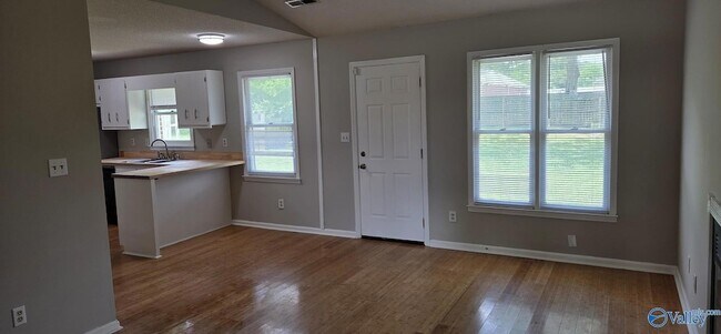 Building Photo - 6000 NW Cherokee Hls Dr
