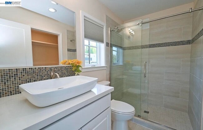 Building Photo - 3856 Vineyard Ave