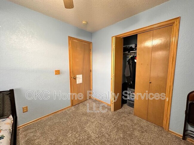 Building Photo - 17316 Valley Crst