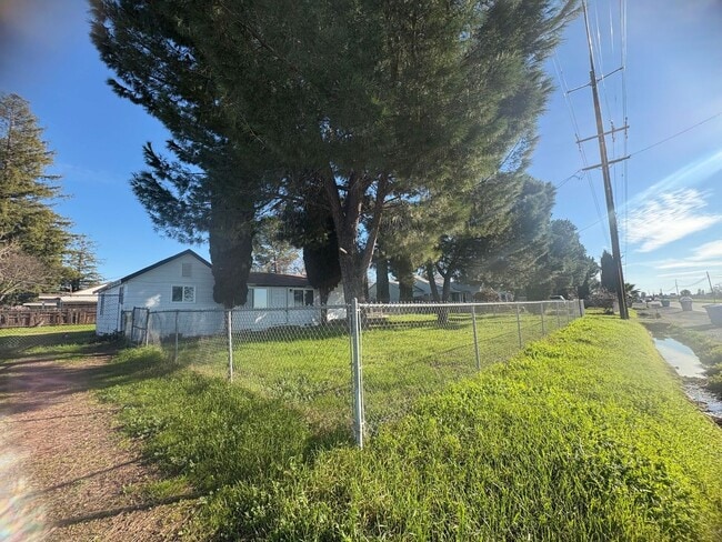 Building Photo - Move In Special 1/2 off 1st month