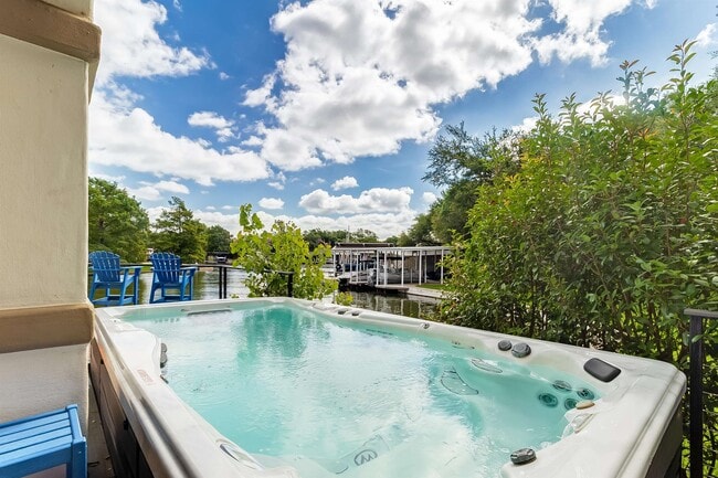 Building Photo - 327 Elm Lodge Dr