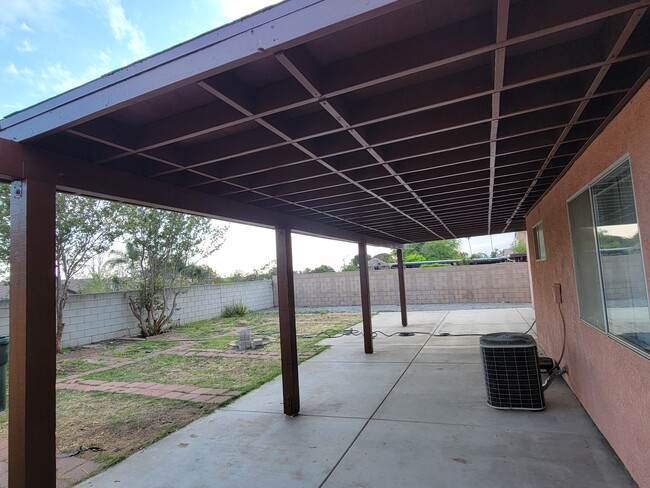 Building Photo - 13985 Ivy Ave