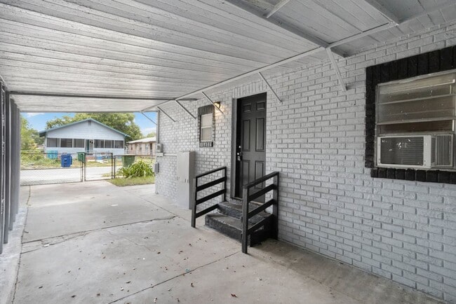 Building Photo - 3/2 NEWLY  ****MOVE IN READY**** Apply Today for just $75****$1850 per month ** Move in by Decemb...