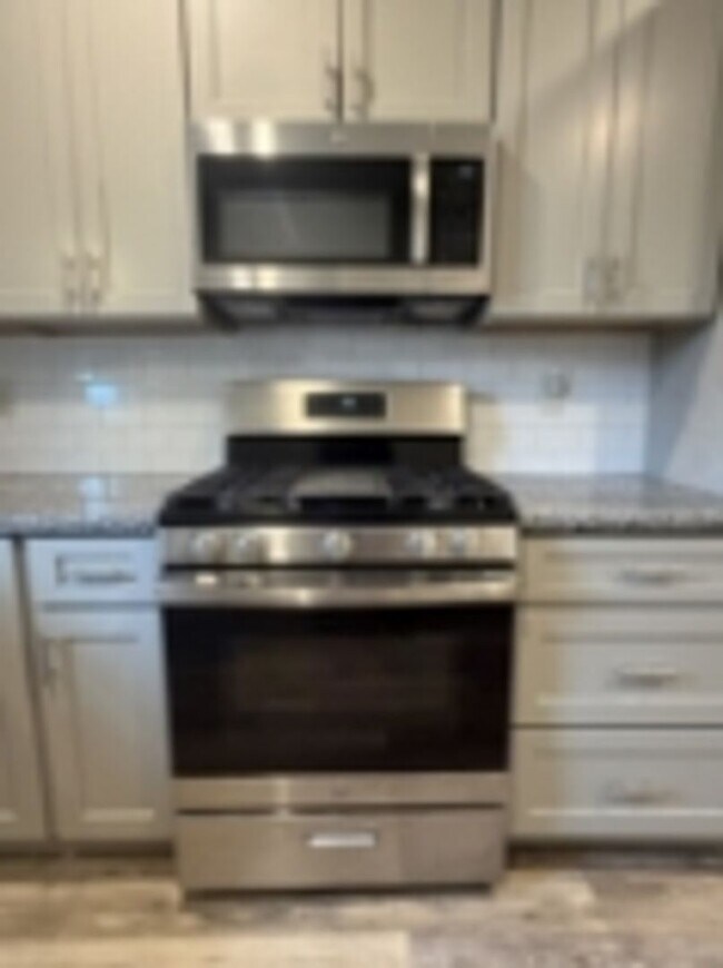 Building Photo - AVAILABLE FOR SHOWING !!! 4BR / 1.5BA.