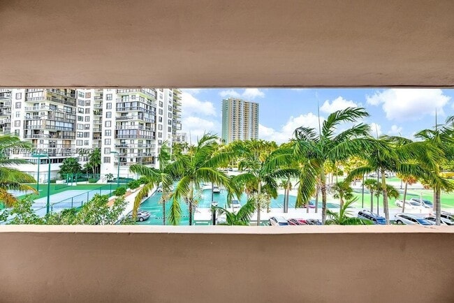 Building Photo - 2201 Brickell Ave