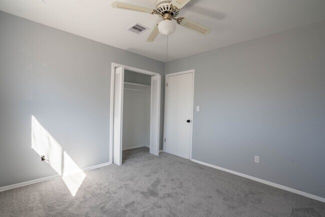 Building Photo - 4 Bedroom Home Available For Immediate Move In!!