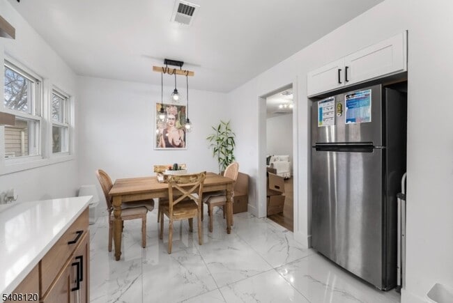 Building Photo - 22 Crescent Ct