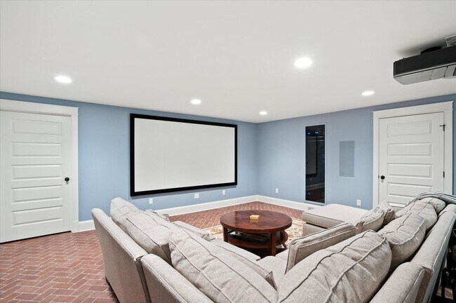 Building Photo - Exceptional Living in the Heart of Arlingt...