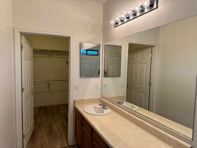 Building Photo - Nice SouthWest Tucson 3Bdm 2Ba, Close Casi...