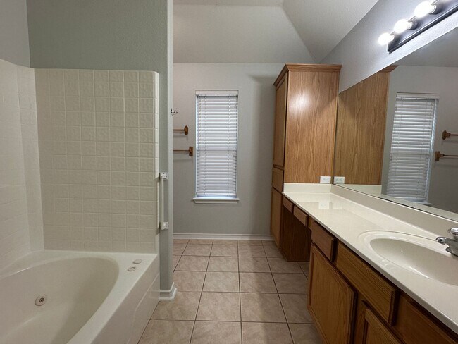 Building Photo - Ready for move in