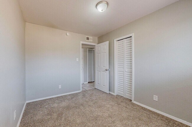 Building Photo - NE Mid-Century Modern 3 Badroom 1.5 Bath with garage