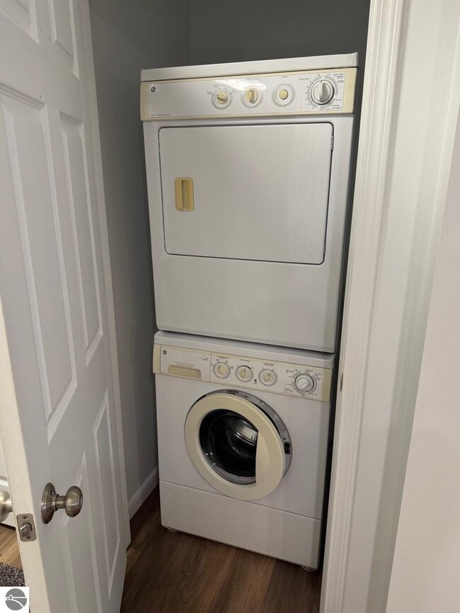 Building Photo - 1495 Newport St