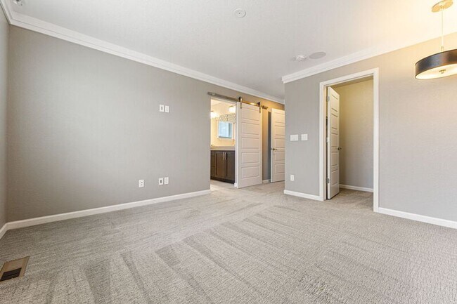 Building Photo - Modern End Unit in the Meadows!