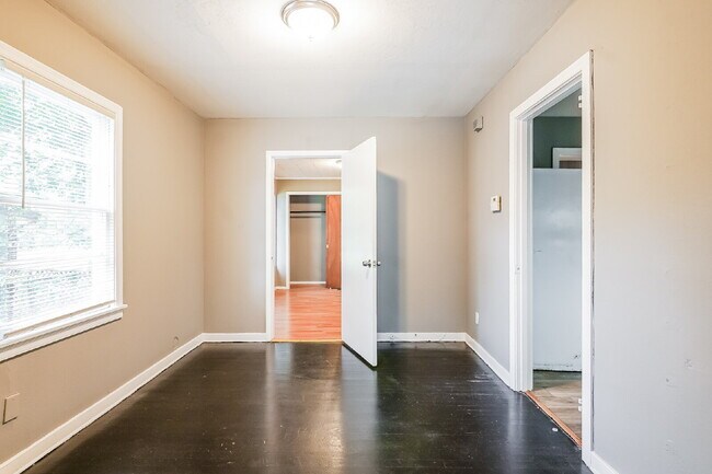 Building Photo - ***** ONE MONTH FREE RENT *****  Recently Remodeled Clean Home for Immediate Move-In Voucher Frie...