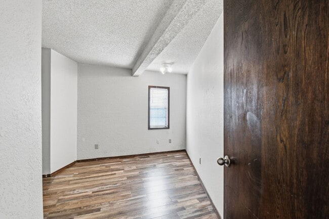 Building Photo - Newly Remodeled Duplex in Grove | Immediate Move In